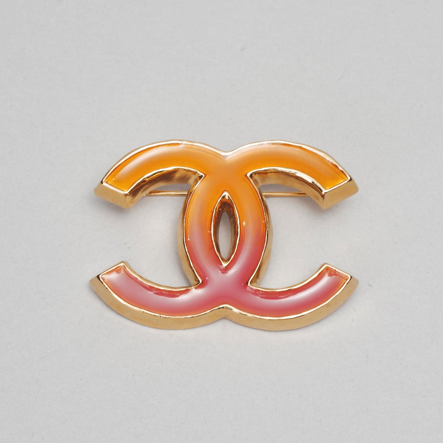 Broche CHANEL doré / rouge / bordeaux