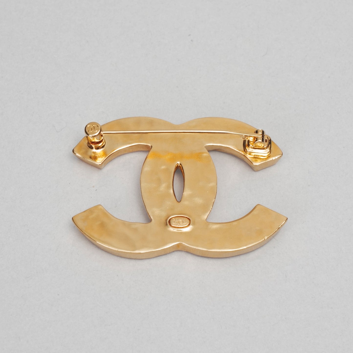 Broche CHANEL doré / rouge / bordeaux