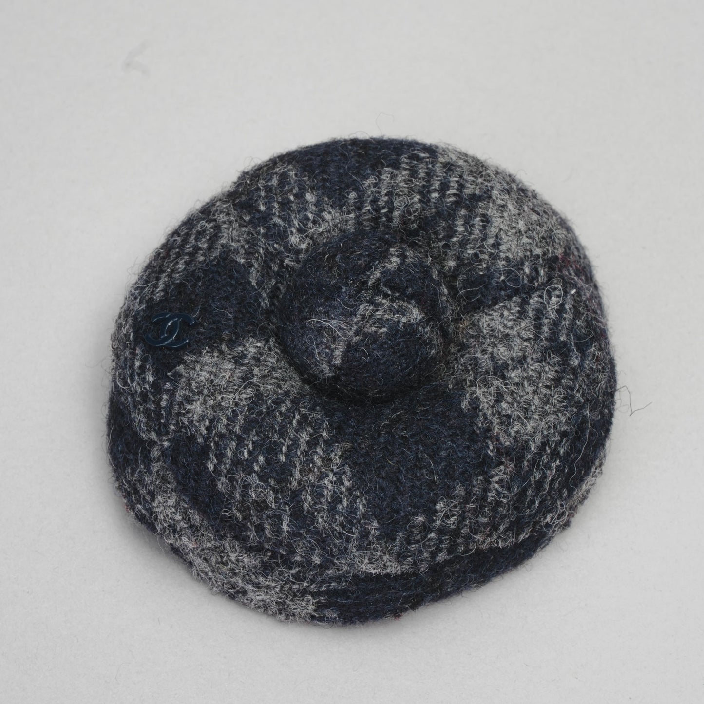 Broche camelia à rayures CHANEL gris