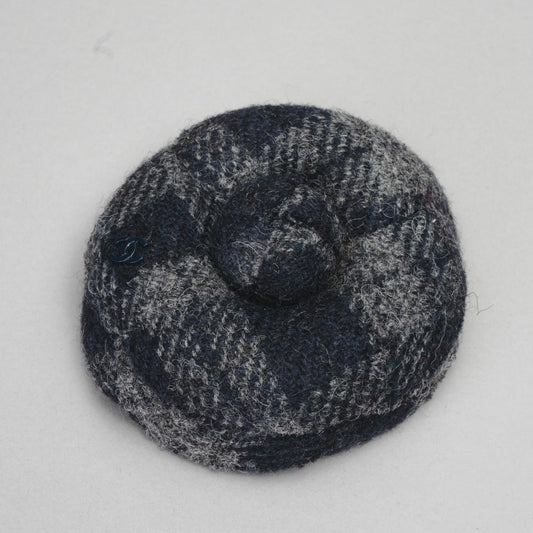 Broche camelia à rayures CHANEL gris