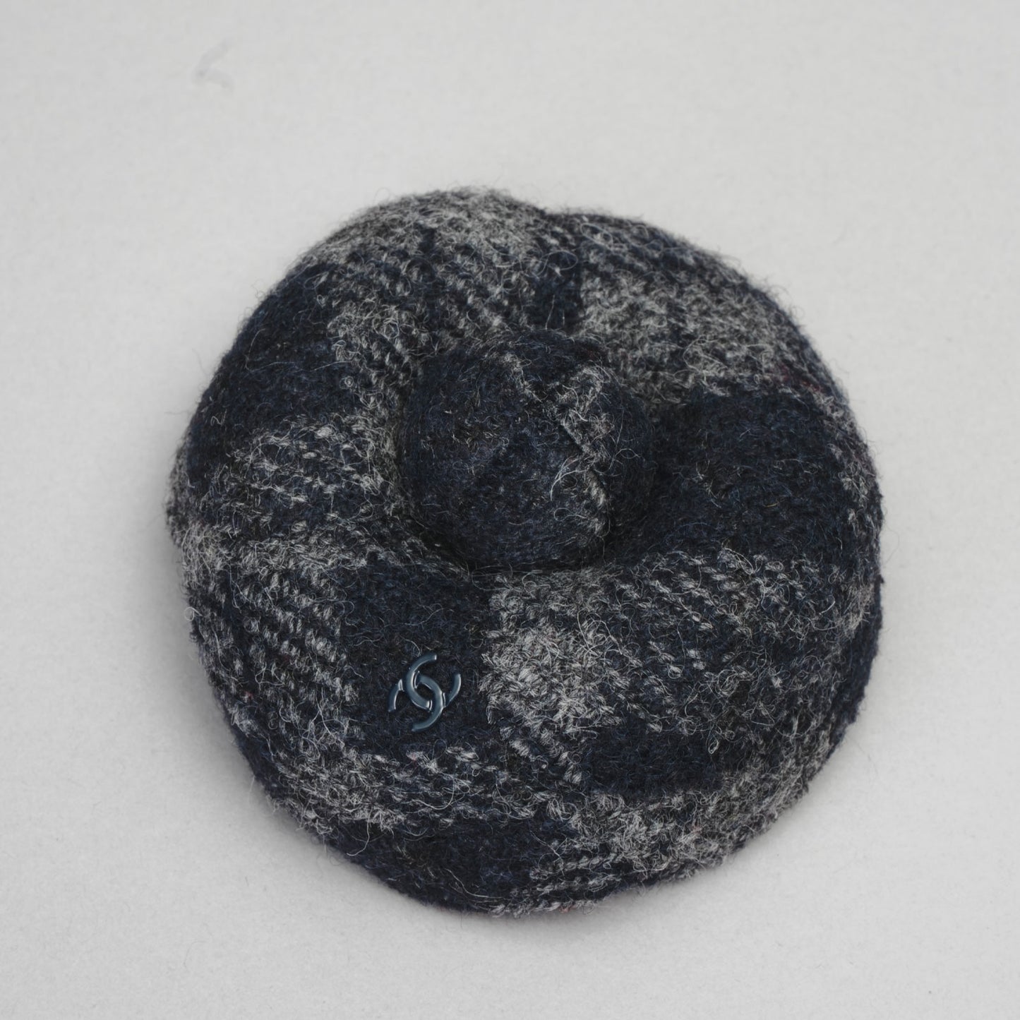Broche camelia à rayures CHANEL gris