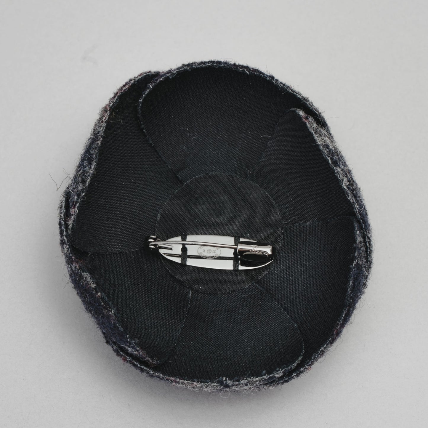 Broche camelia à rayures CHANEL gris