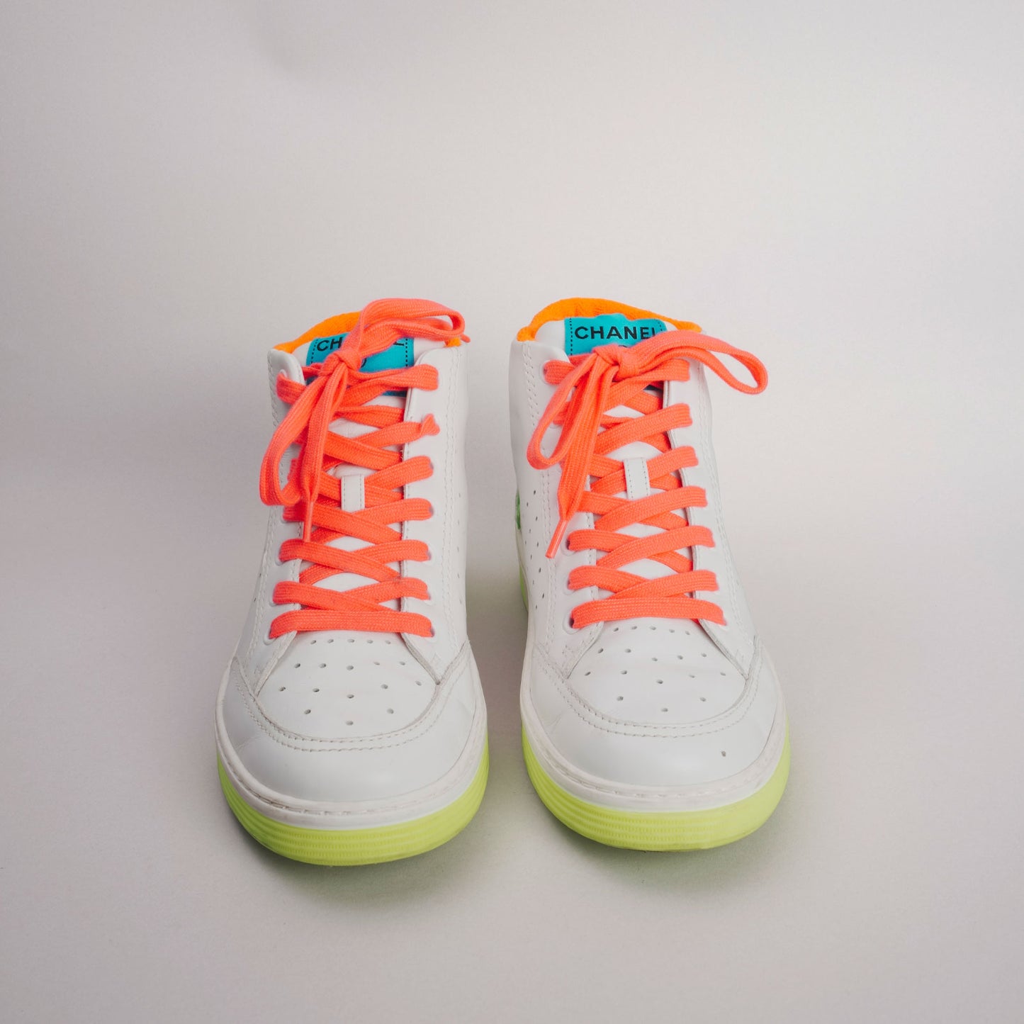 Baskets fluo CHANEL 41 blanc