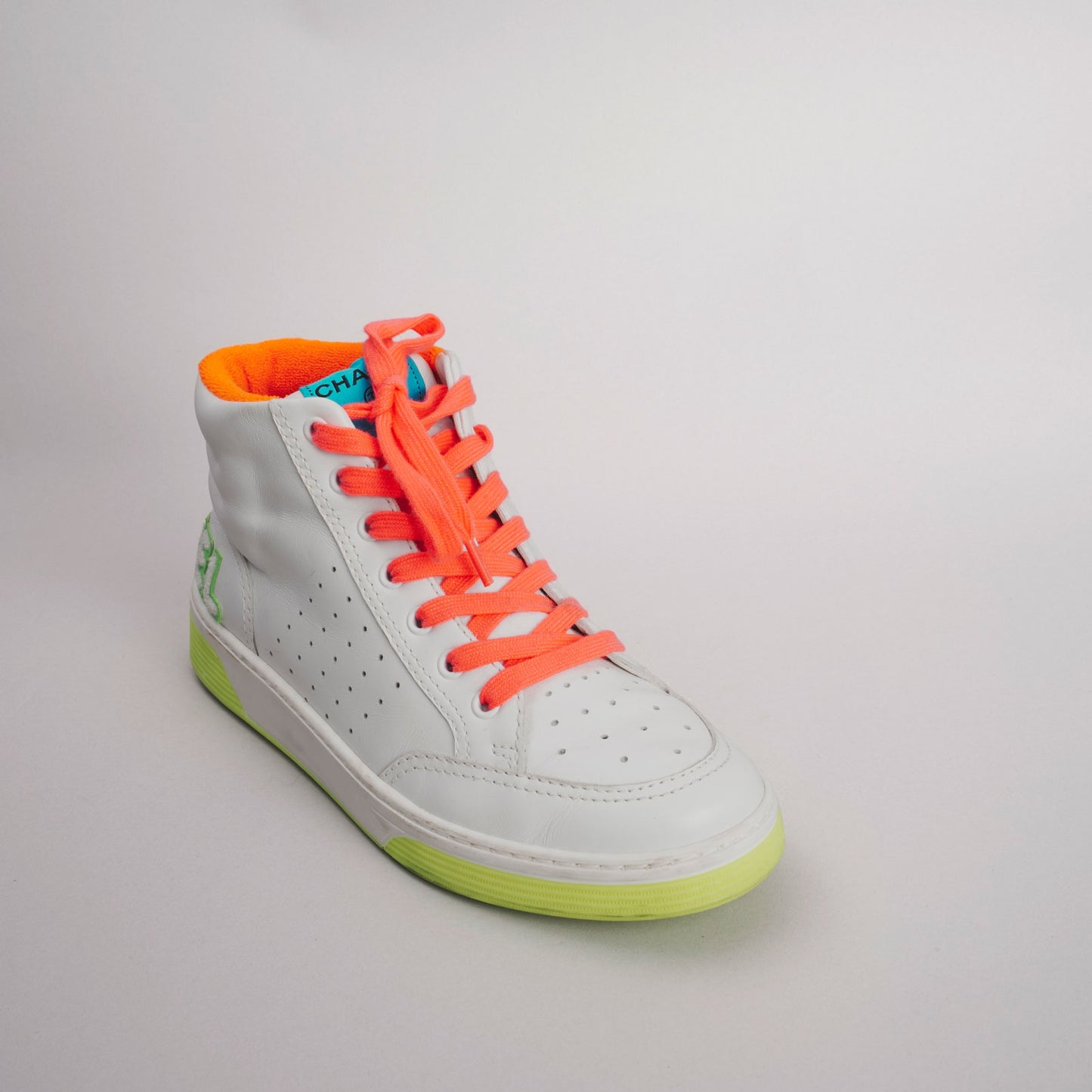 Baskets fluo CHANEL 41 blanc