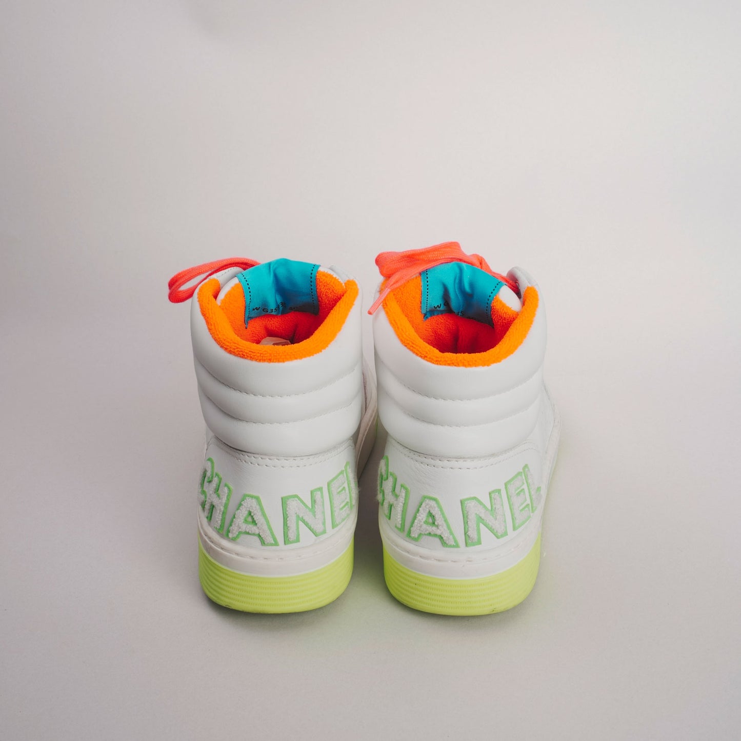 Baskets fluo CHANEL 41 blanc