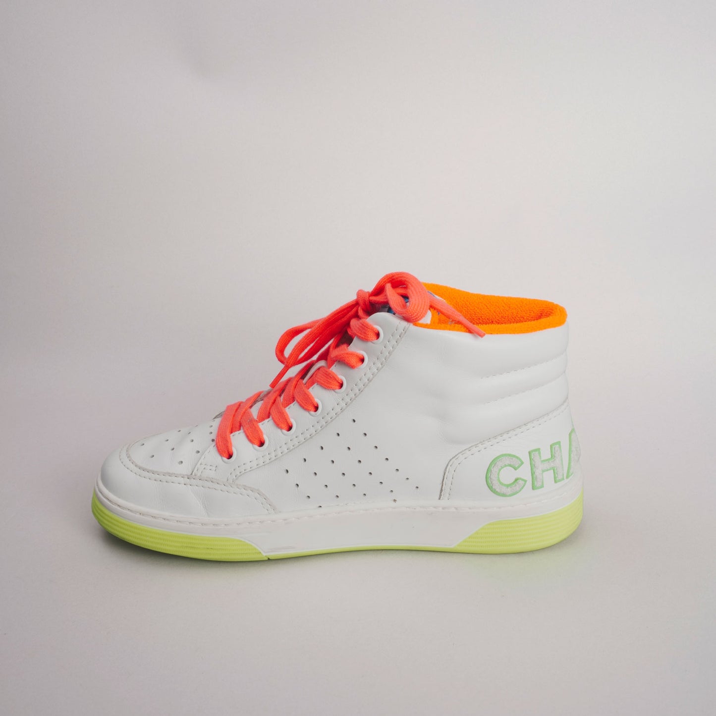 Baskets fluo CHANEL 41 blanc