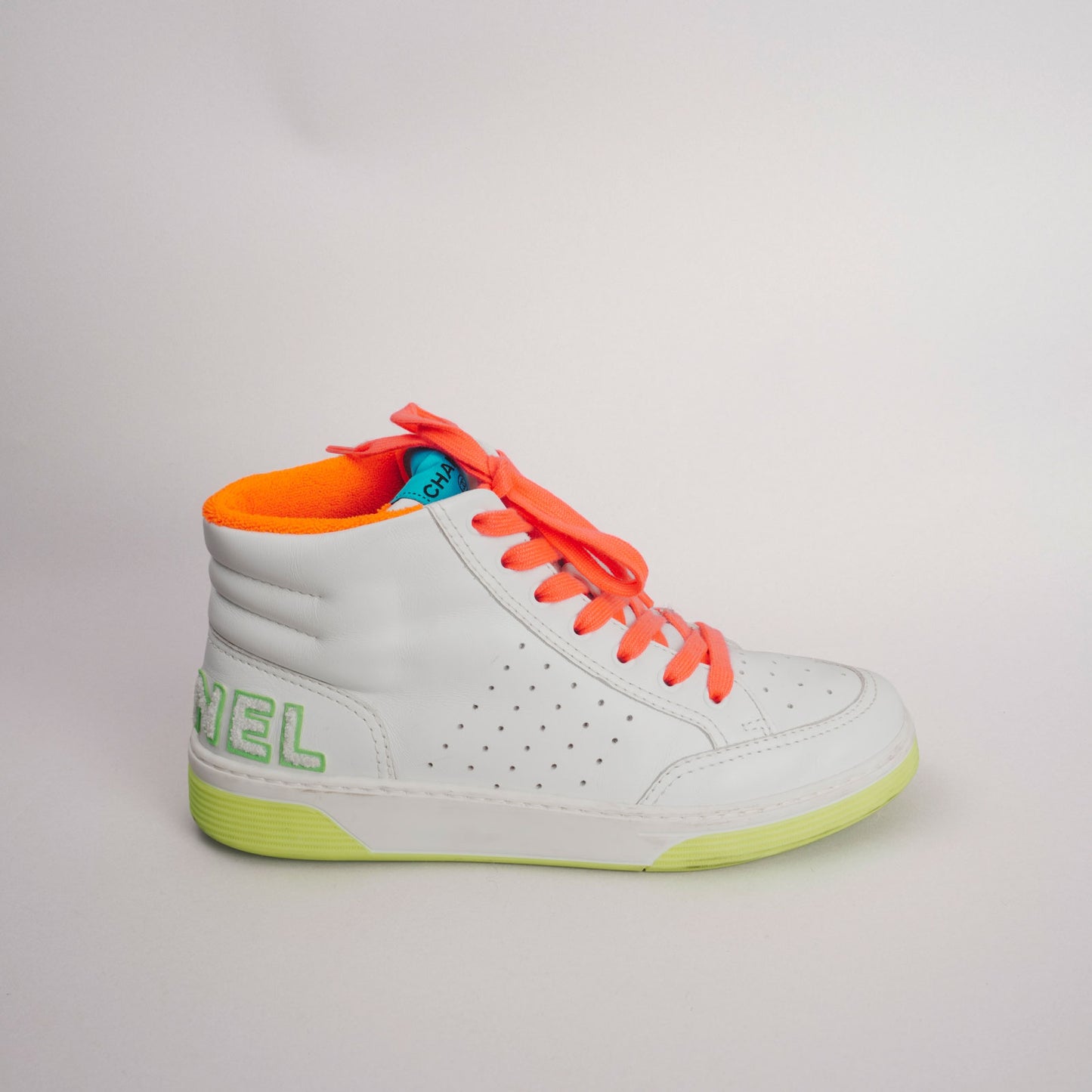 Baskets fluo CHANEL 41 blanc