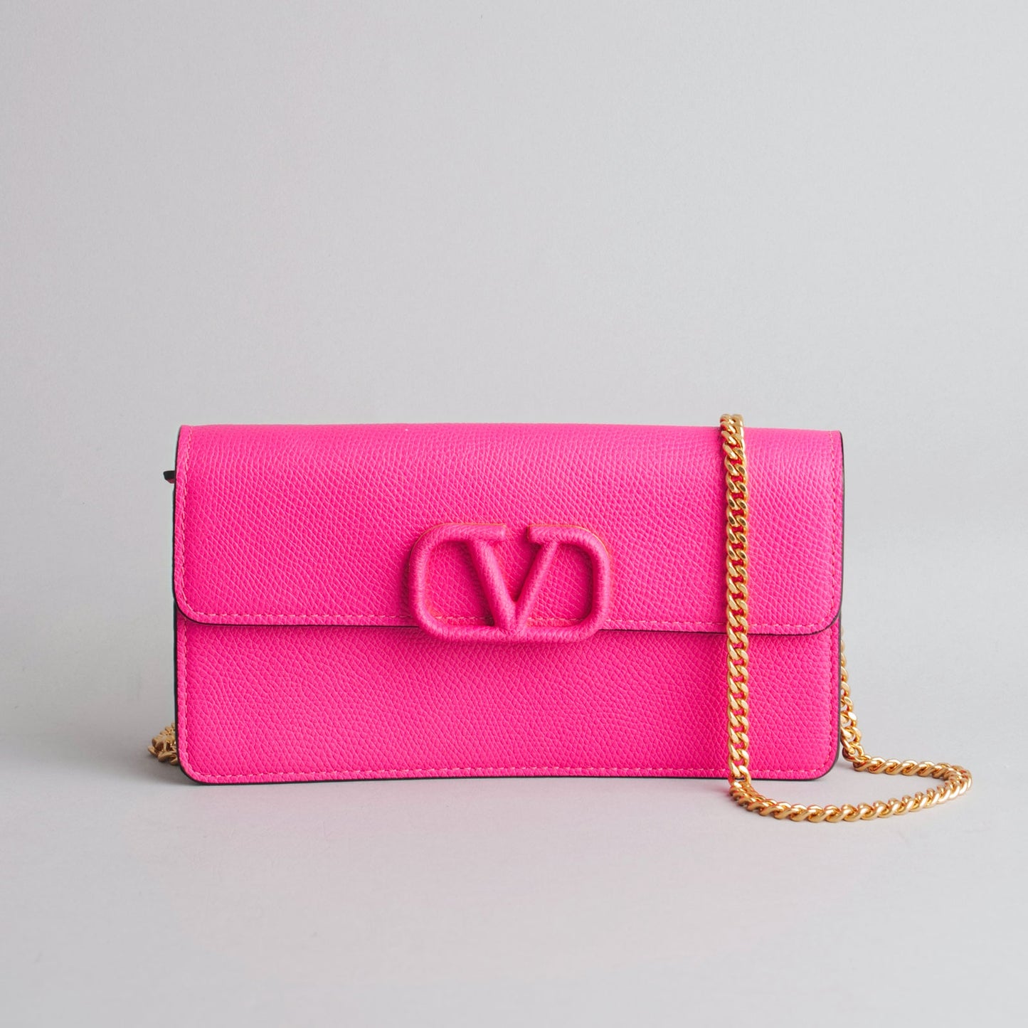 VALENTINO GARAVANI — Pochette VLogo en cuir rose fuchsia franc