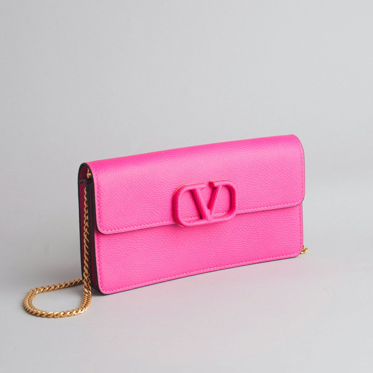 VALENTINO GARAVANI — Pochette VLogo en cuir rose fuchsia franc