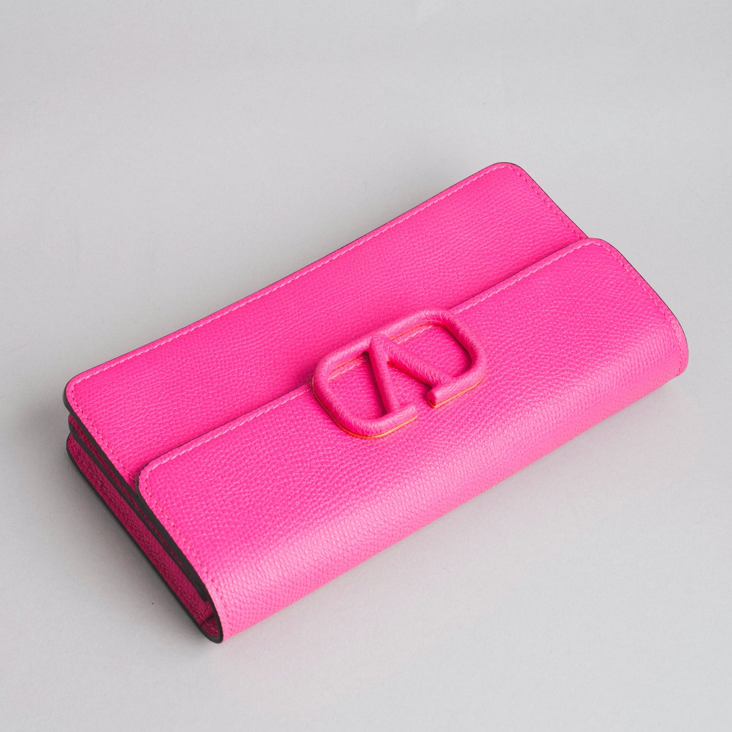 VALENTINO GARAVANI — Pochette VLogo en cuir rose fuchsia franc