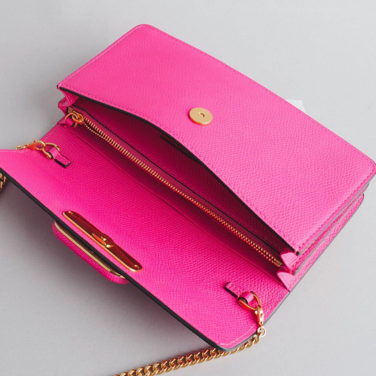 VALENTINO GARAVANI — Pochette VLogo en cuir rose fuchsia franc