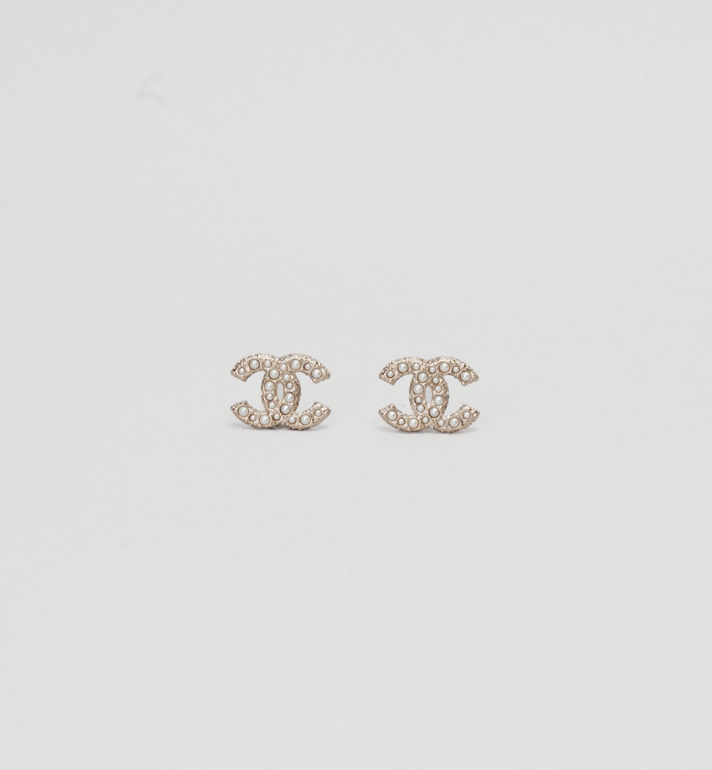 Boucles d’Oreilles Chanel Logo CC Mini Perles - Doré