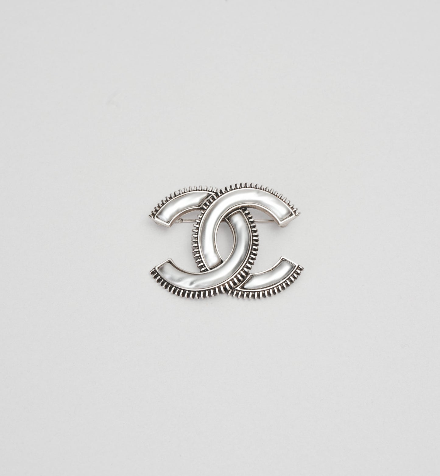 Broche Chanel Logo CC Argenté - Finition Palladium
