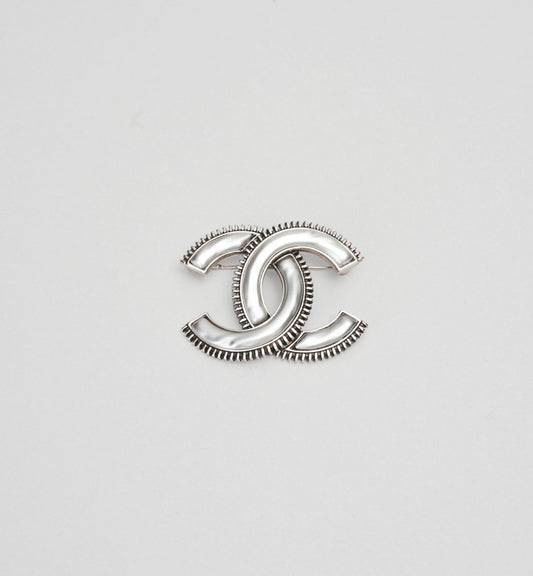 Broche Chanel Logo CC Argenté - Finition Palladium