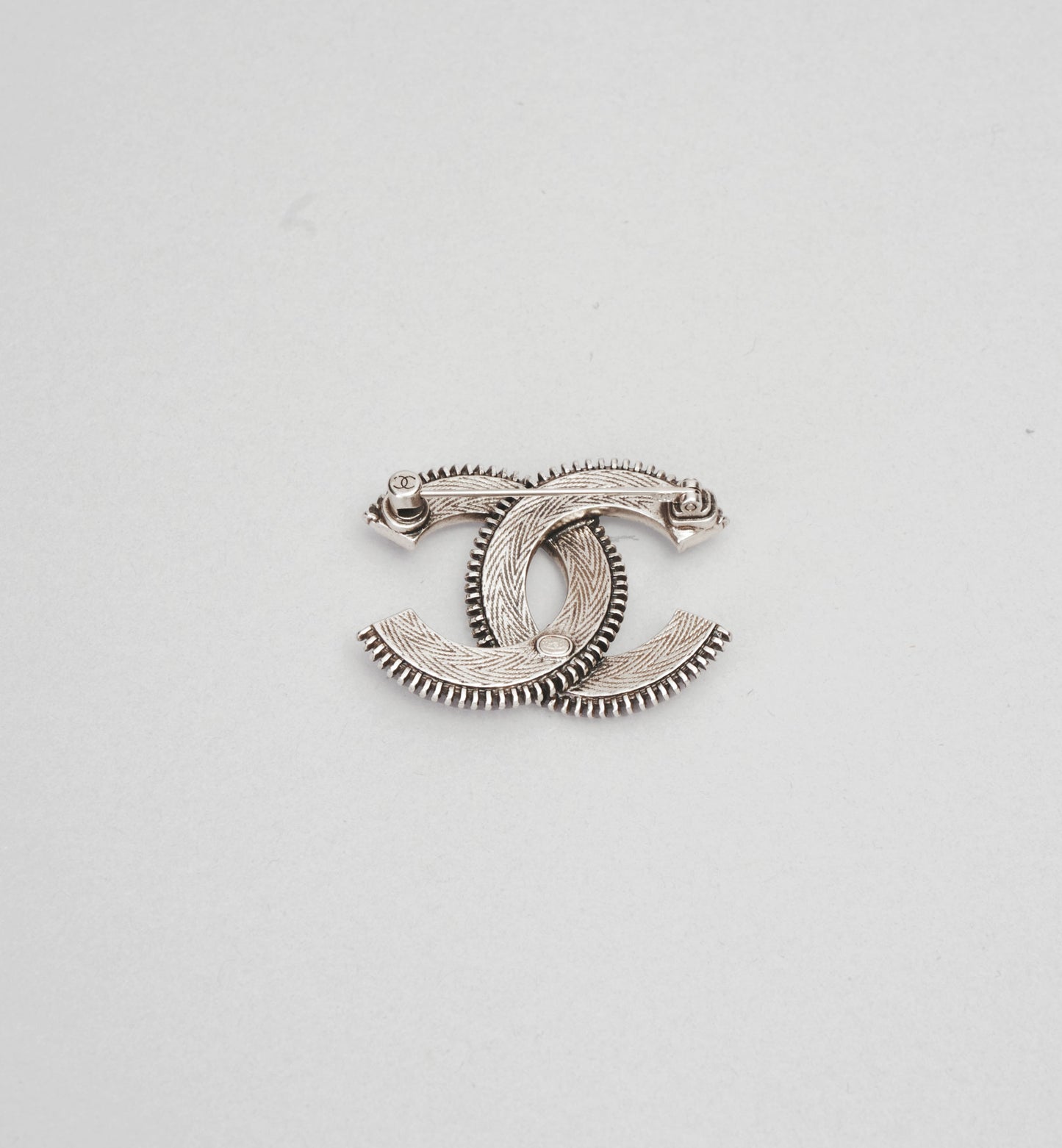 Broche Chanel Logo CC Argenté - Finition Palladium