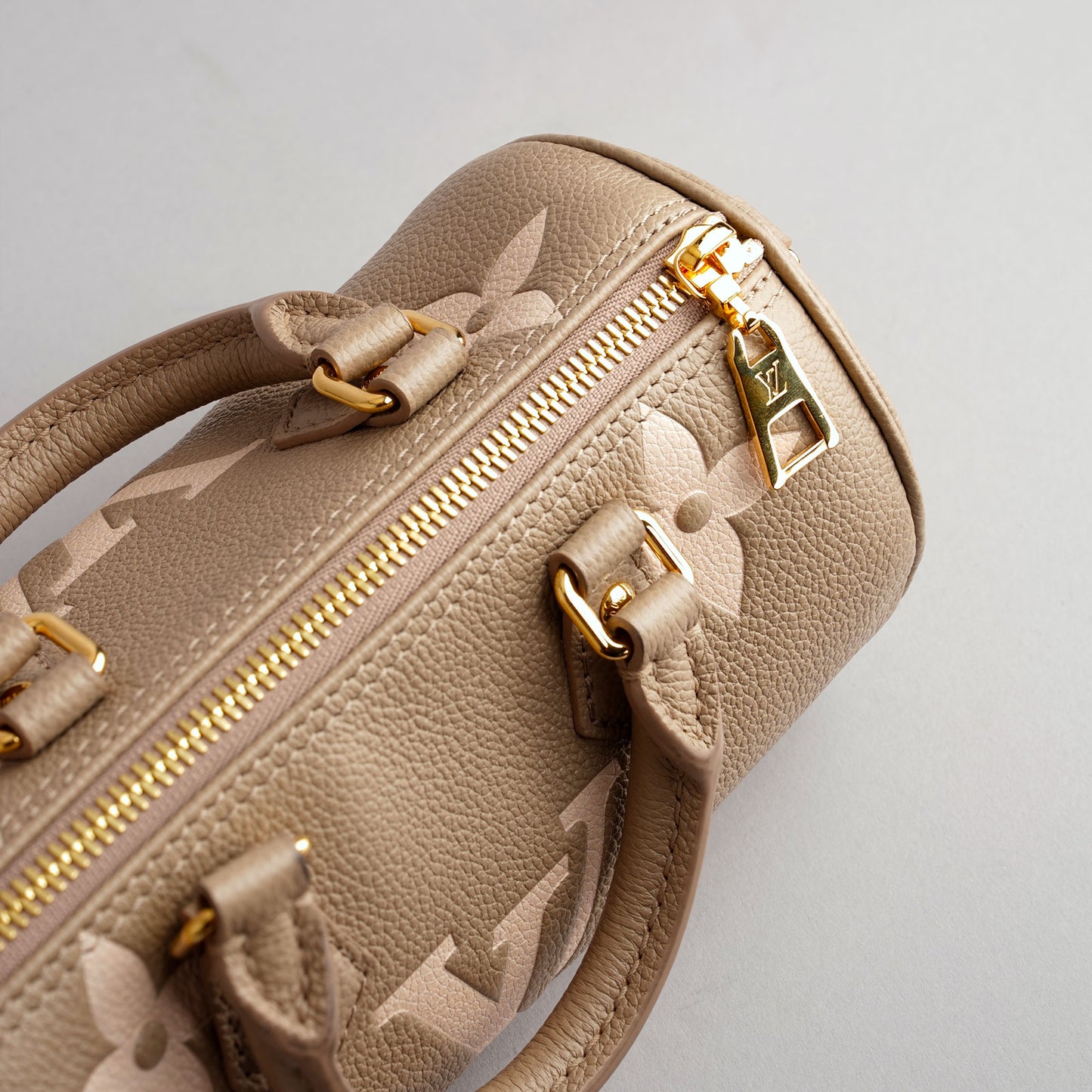 LOUIS VUITTON — Nano Speedy en cuir beige