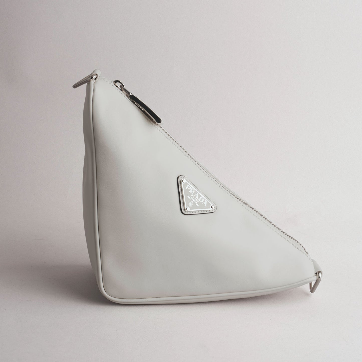 PRADA — Sac triangle en cuir blanc