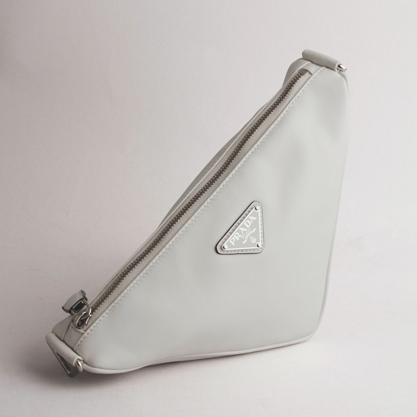 PRADA — Sac triangle en cuir blanc