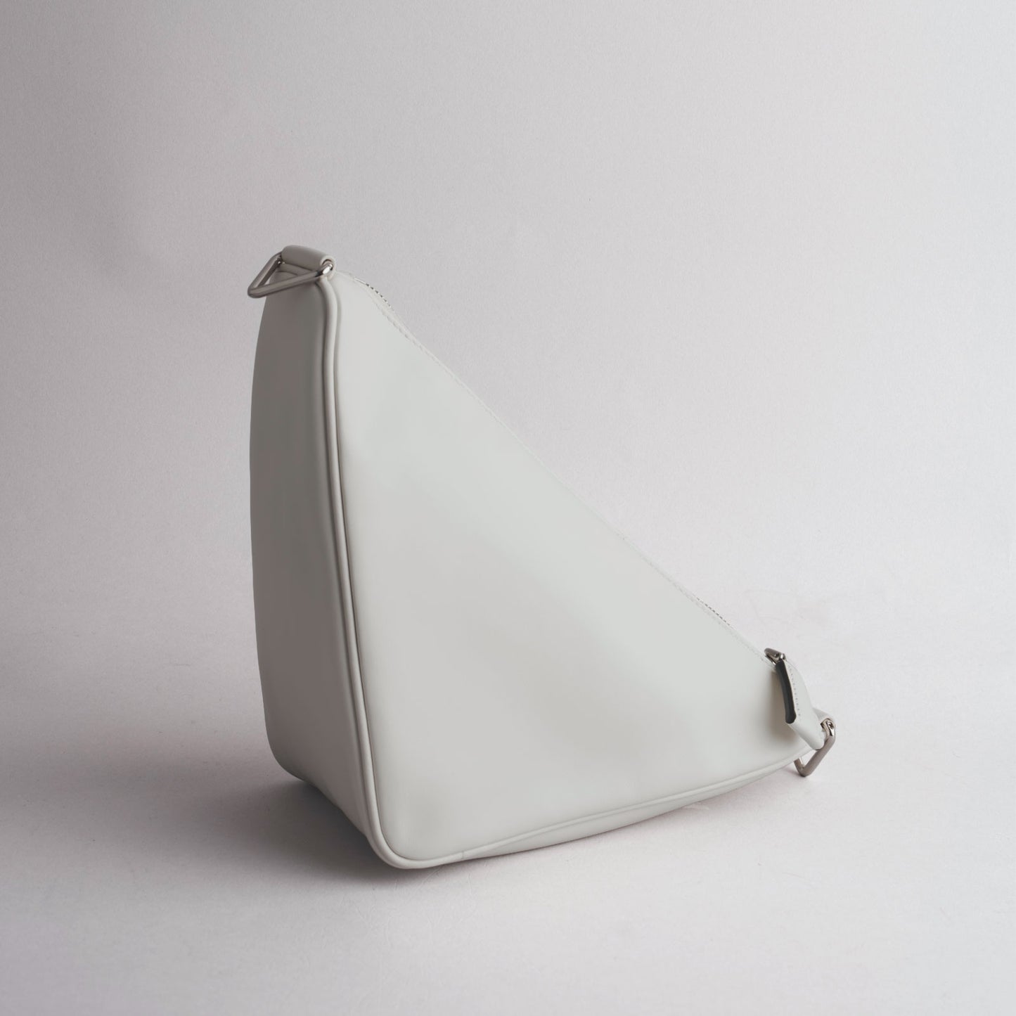 PRADA — Sac triangle en cuir blanc