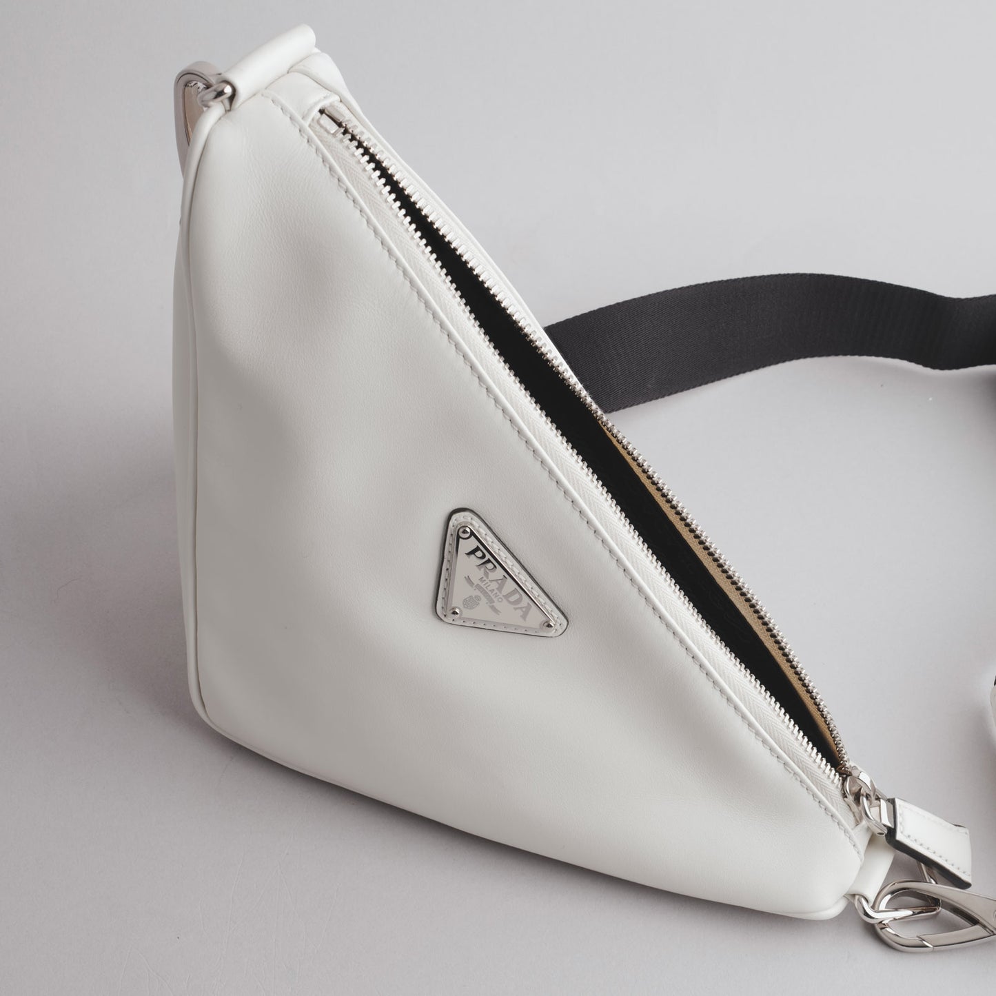 PRADA — Sac triangle en cuir blanc