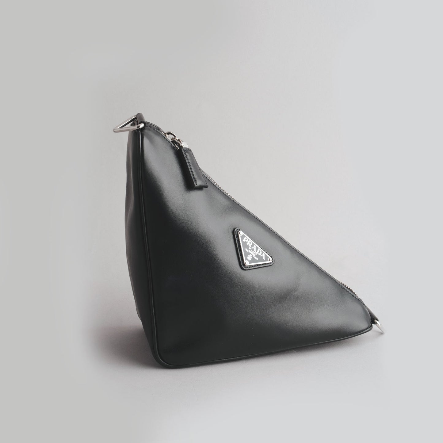 PRADA — Sac triangle en cuir noir