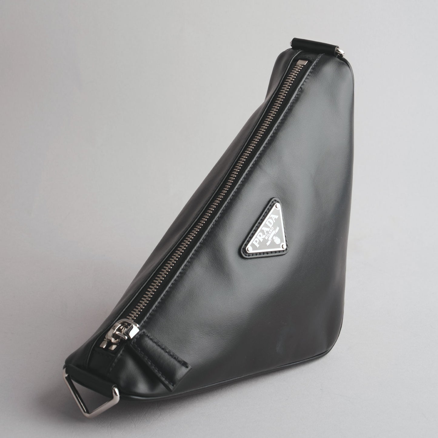 PRADA — Sac triangle en cuir noir