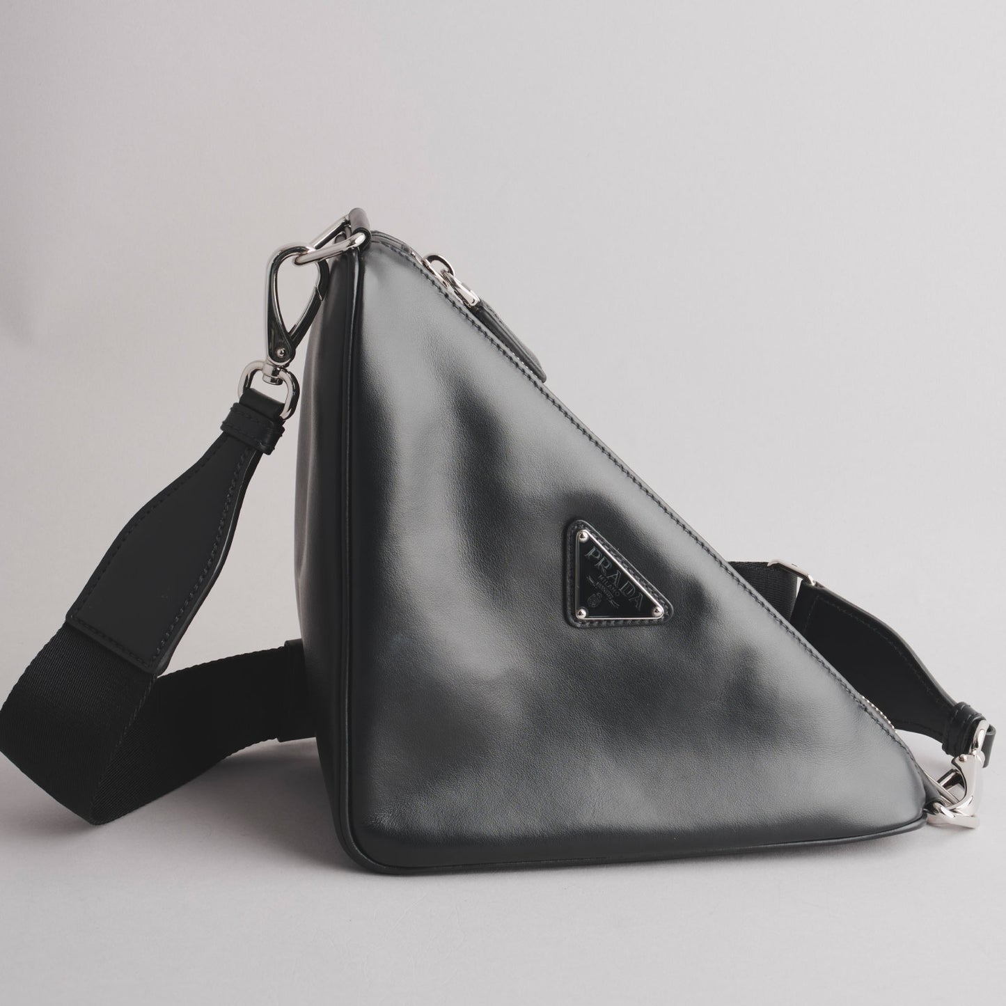 PRADA — Sac triangle en cuir noir