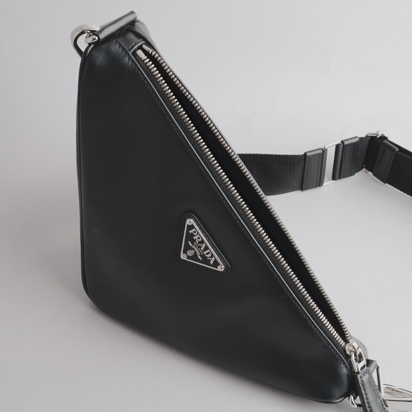 PRADA — Sac triangle en cuir noir