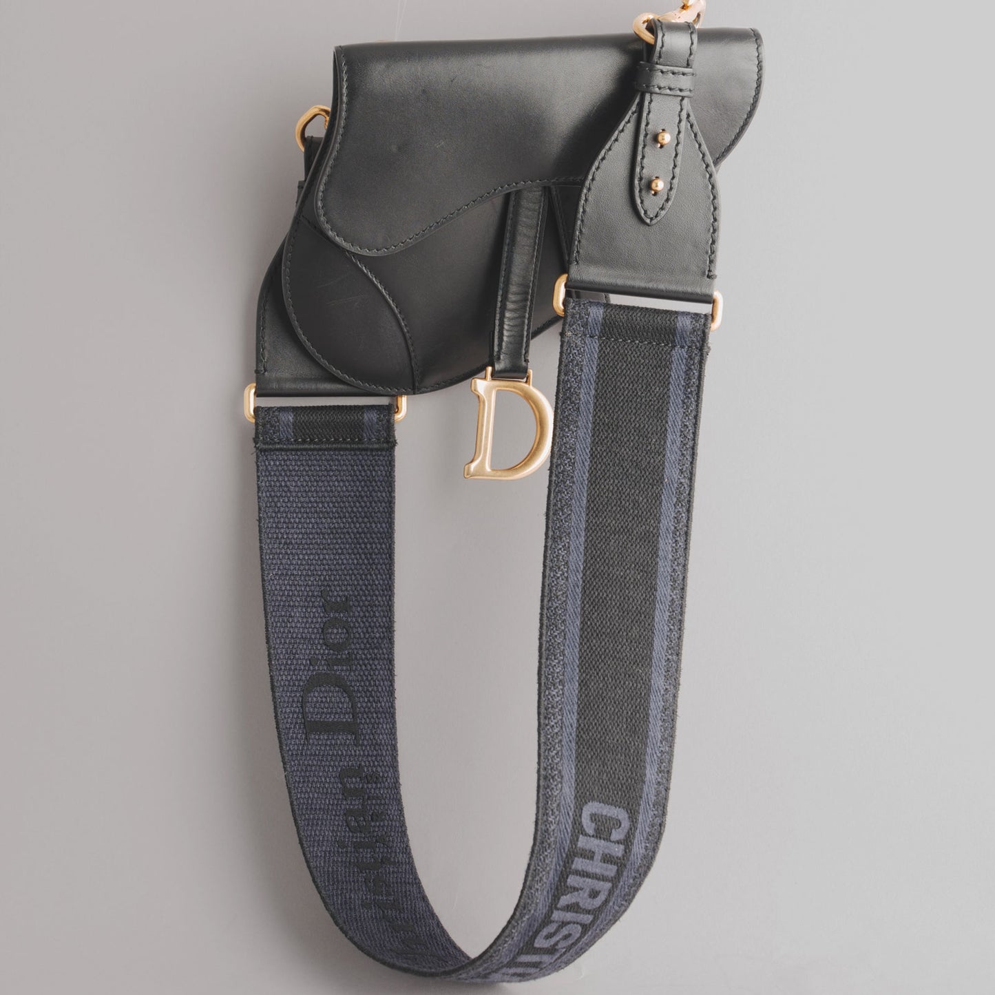 Sac à main saddle nano en cuir avec bandoulière  DIOR noir