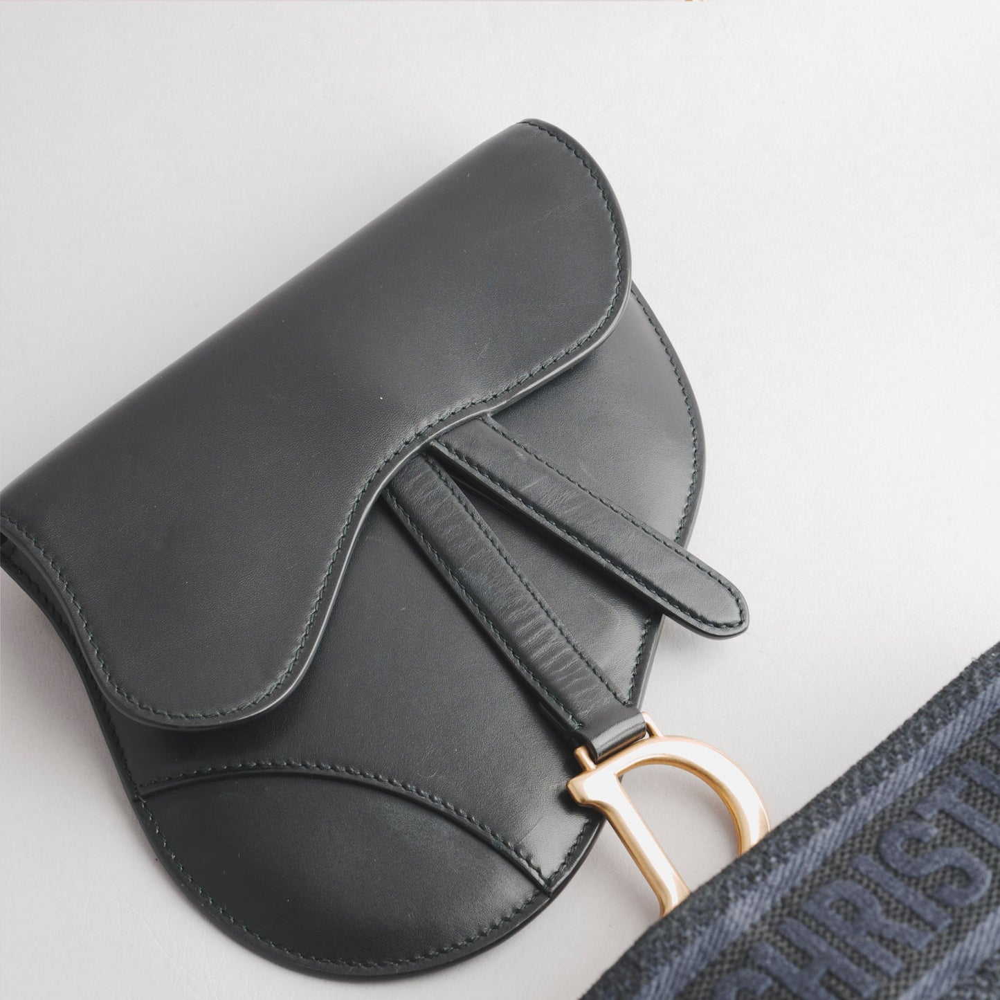 Sac à main saddle nano en cuir avec bandoulière  DIOR noir
