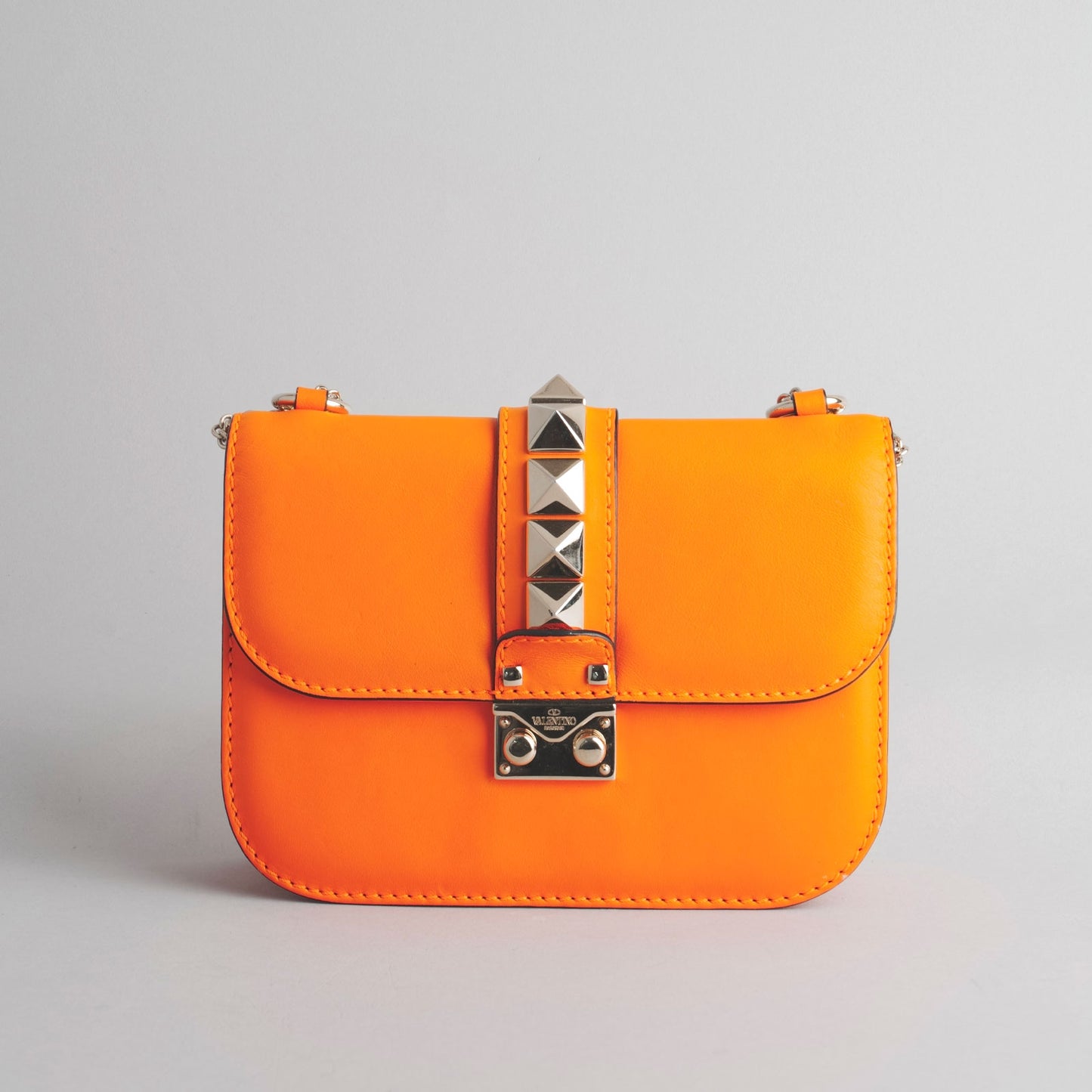 VALENTINO GARAVANI — Sac Rockstud en cuir orange
