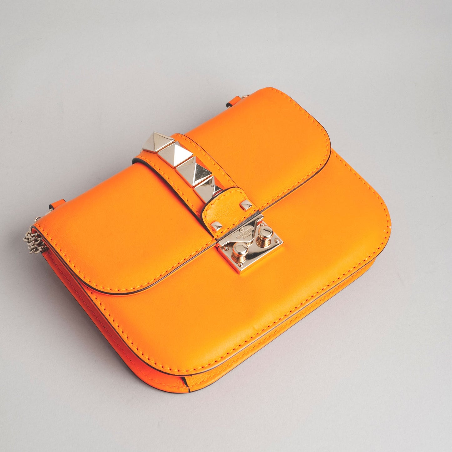 VALENTINO GARAVANI — Sac Rockstud en cuir orange