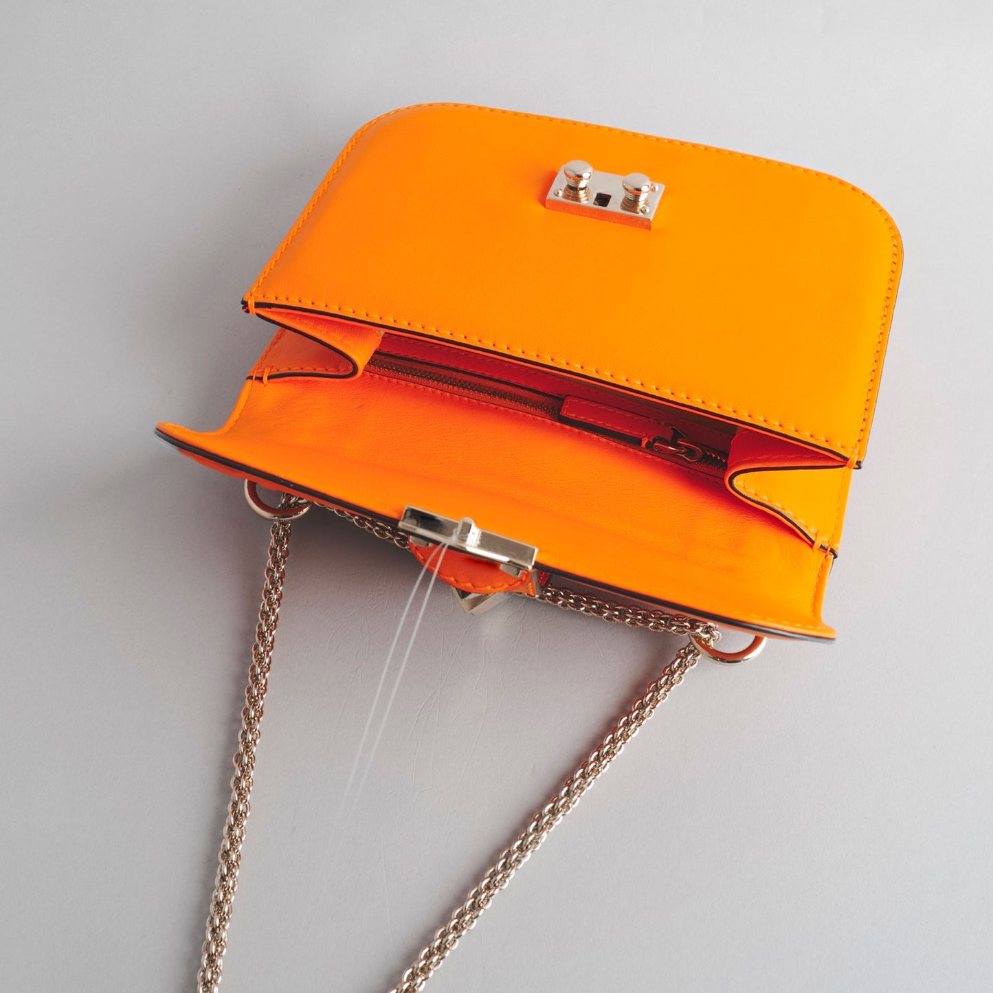 VALENTINO GARAVANI — Sac Rockstud en cuir orange