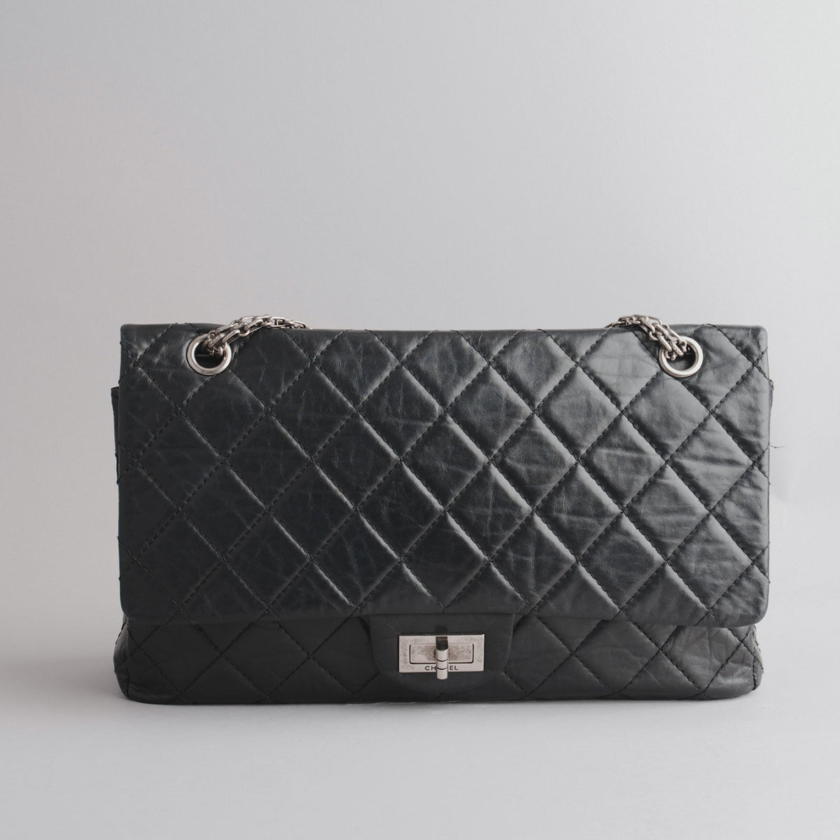 CHANEL — SAC 2.55 en cuir matelassé noir