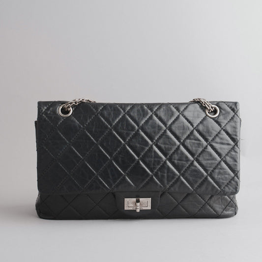 CHANEL — SAC 2.55 en cuir matelassé noir