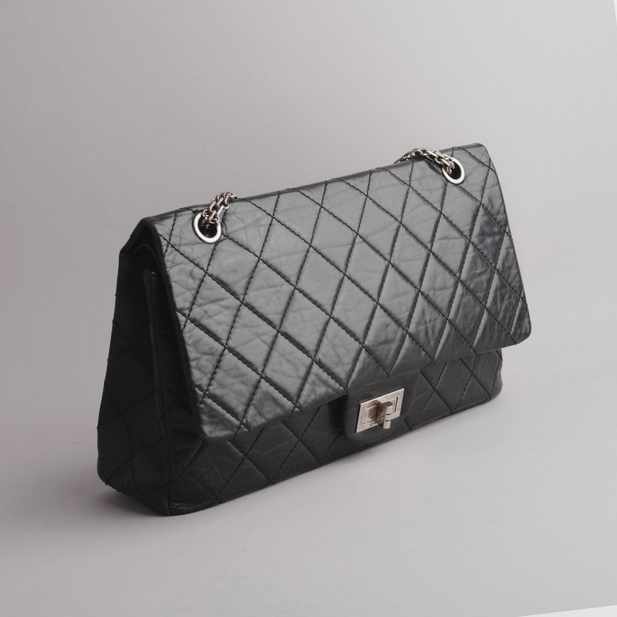 CHANEL — SAC 2.55 en cuir matelassé noir