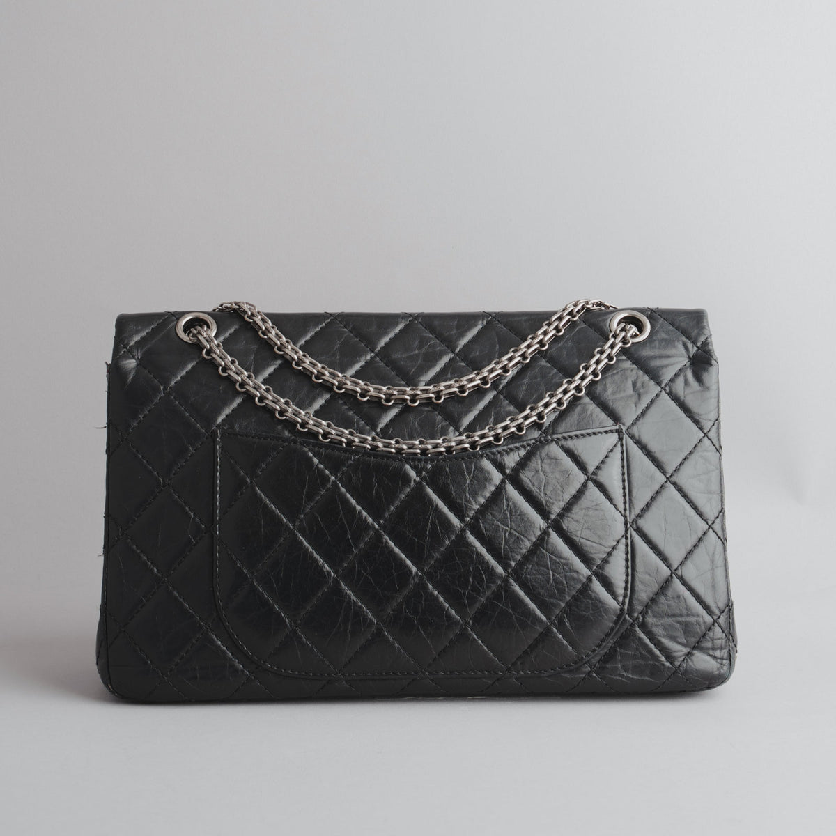 CHANEL — SAC 2.55 en cuir matelassé noir