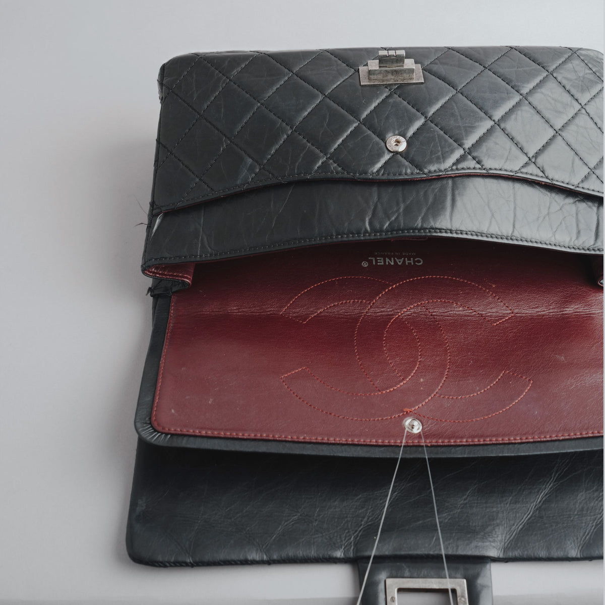 CHANEL — SAC 2.55 en cuir matelassé noir