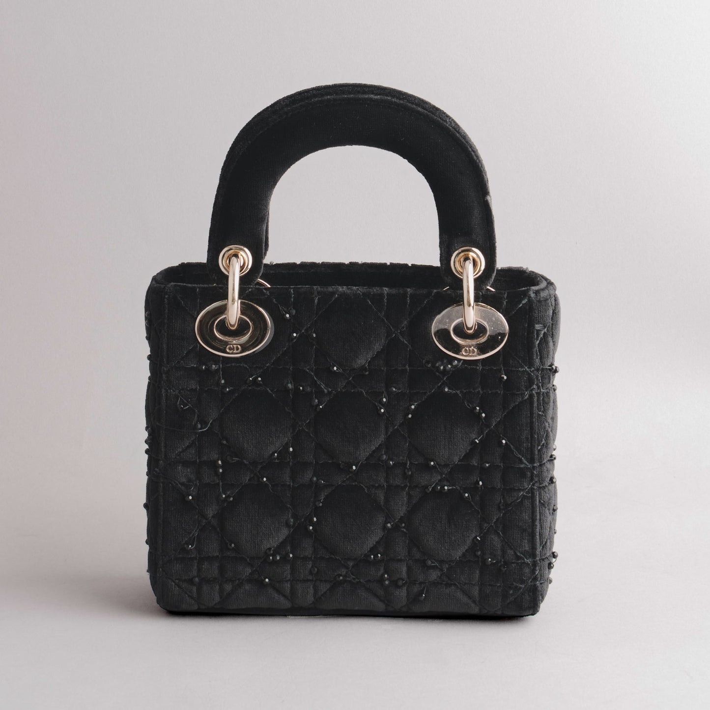 Sac à main lady velours cannage noir à studs argentés DIOR noir