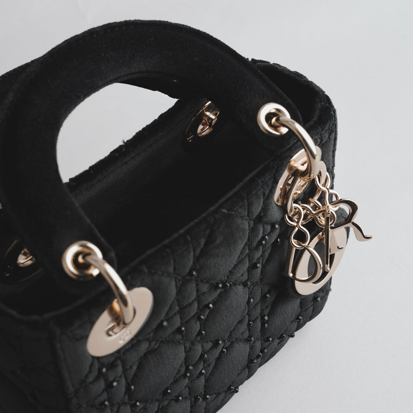 Sac à main lady velours cannage noir à studs argentés DIOR noir