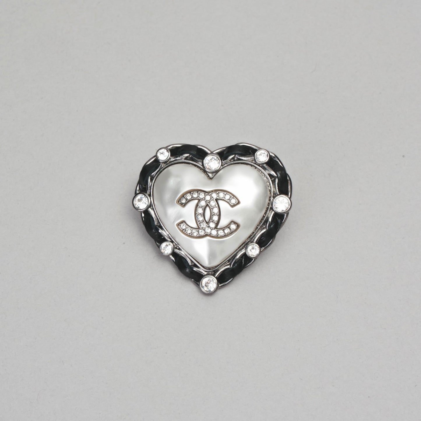 Broche cœur  CHANEL gris