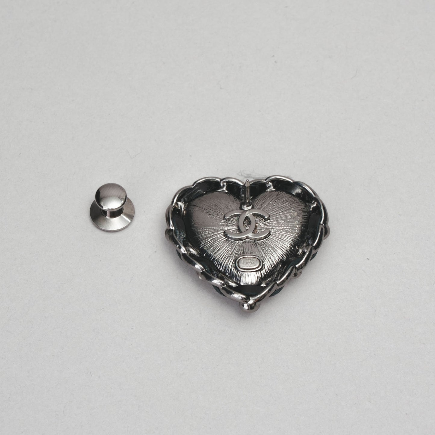 Broche cœur  CHANEL gris
