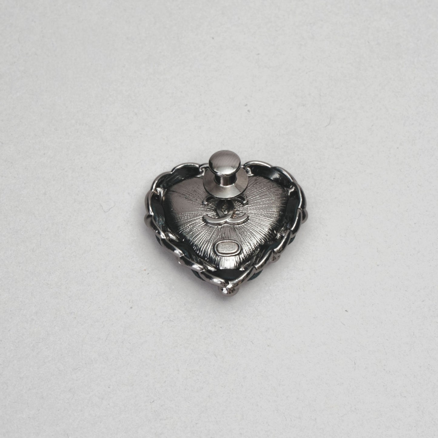 Broche cœur  CHANEL gris