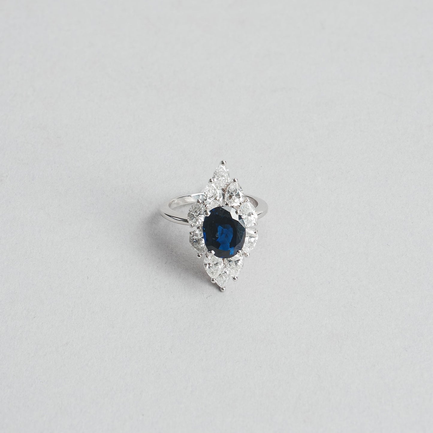 Bague saphir 20ct et 10x0,30ct diamant amandes 7,78gr 18cts 750/1000 blanc