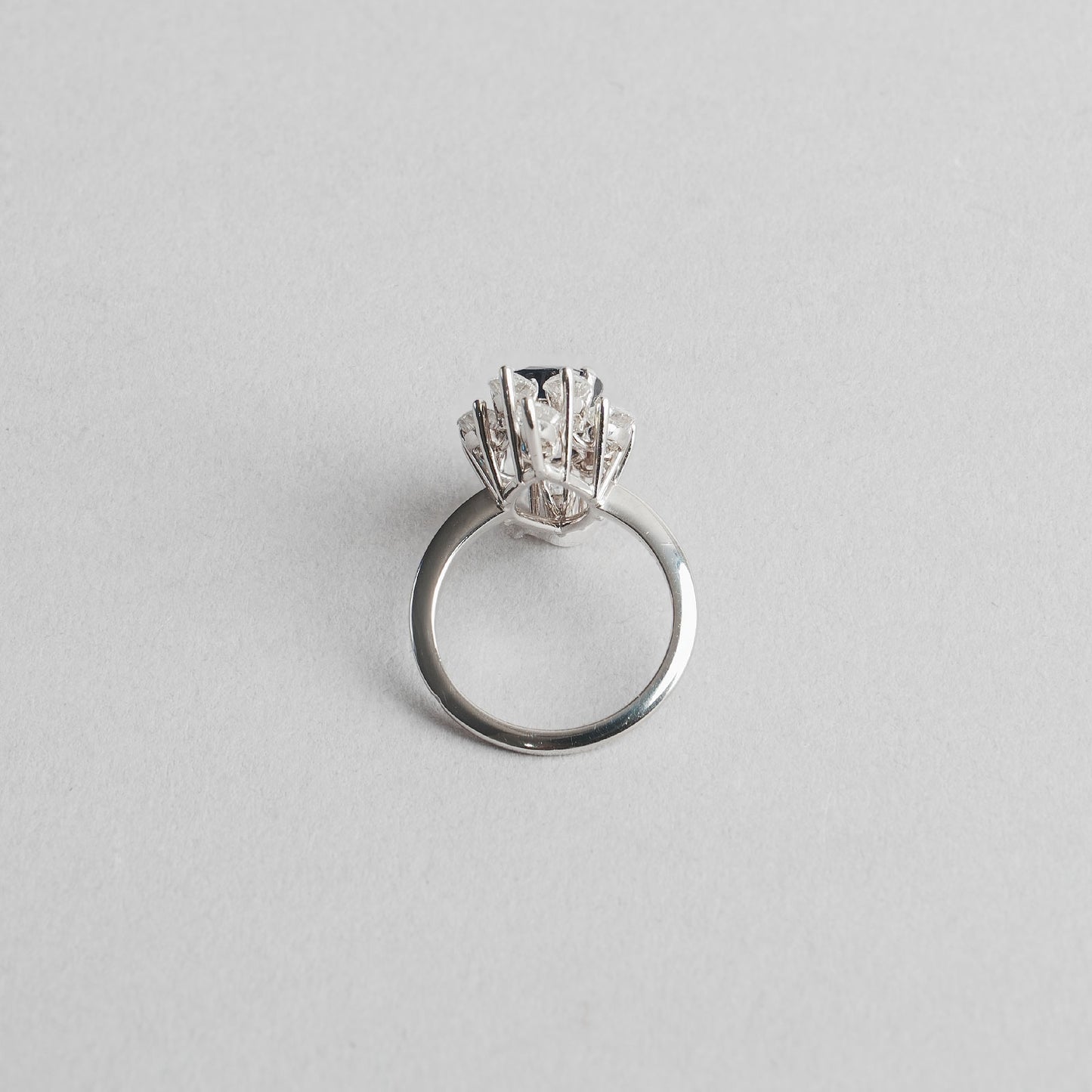 Bague saphir 20ct et 10x0,30ct diamant amandes 7,78gr 18cts 750/1000 blanc