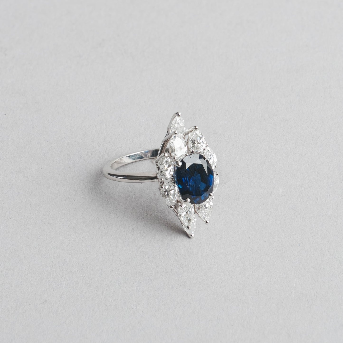 Bague saphir 20ct et 10x0,30ct diamant amandes 7,78gr 18cts 750/1000 blanc