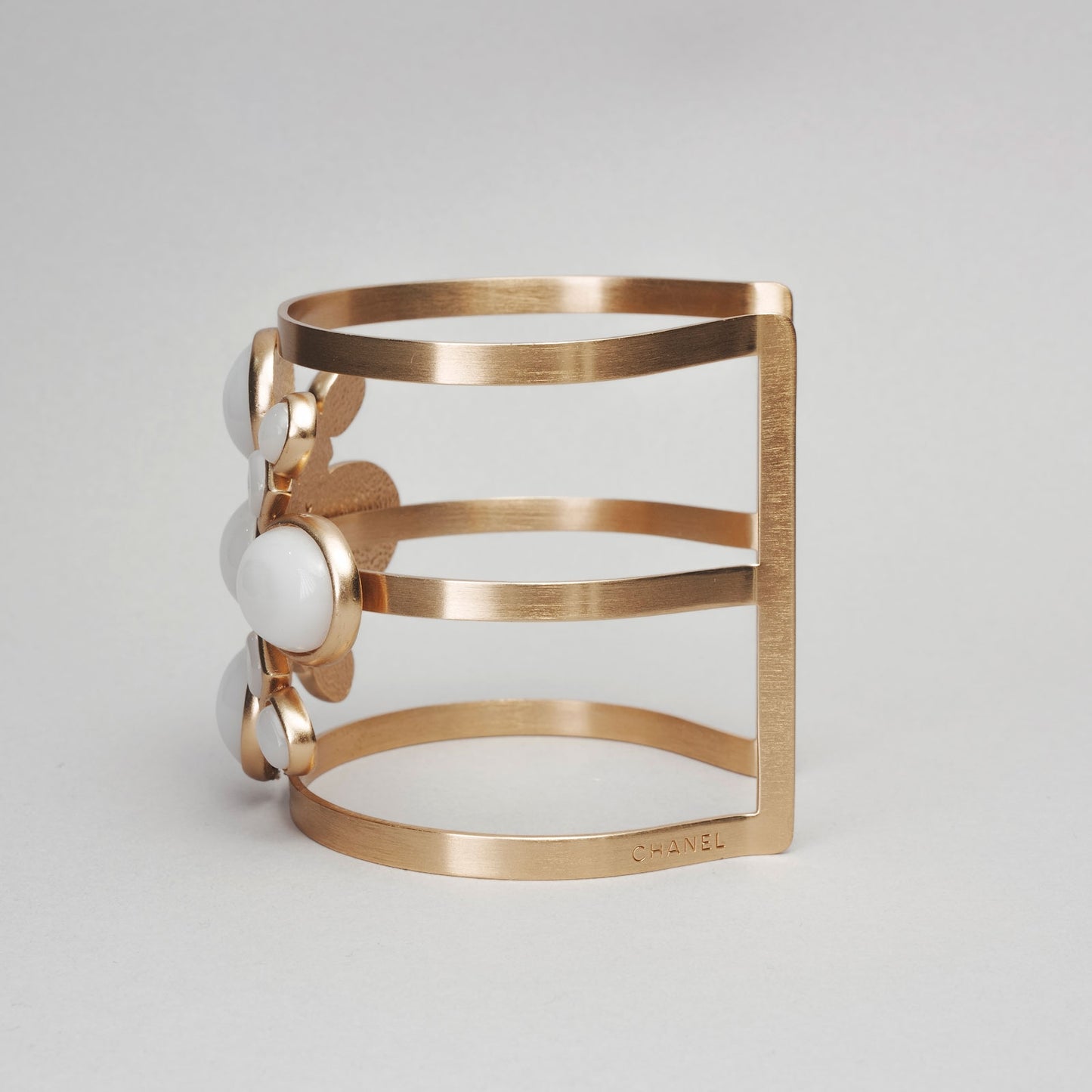 Bracelet manchette pierre blanche decolé CHANEL doré