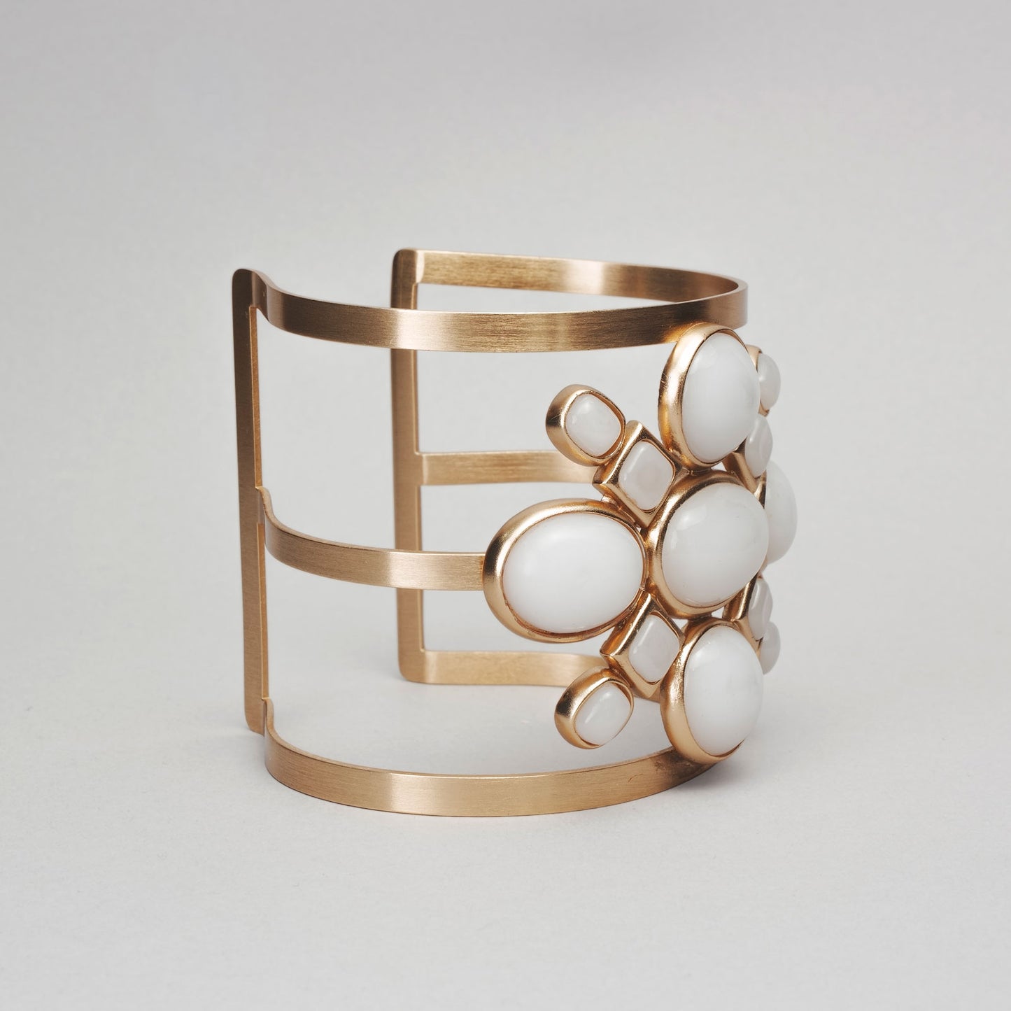 Bracelet manchette pierre blanche decolé CHANEL doré