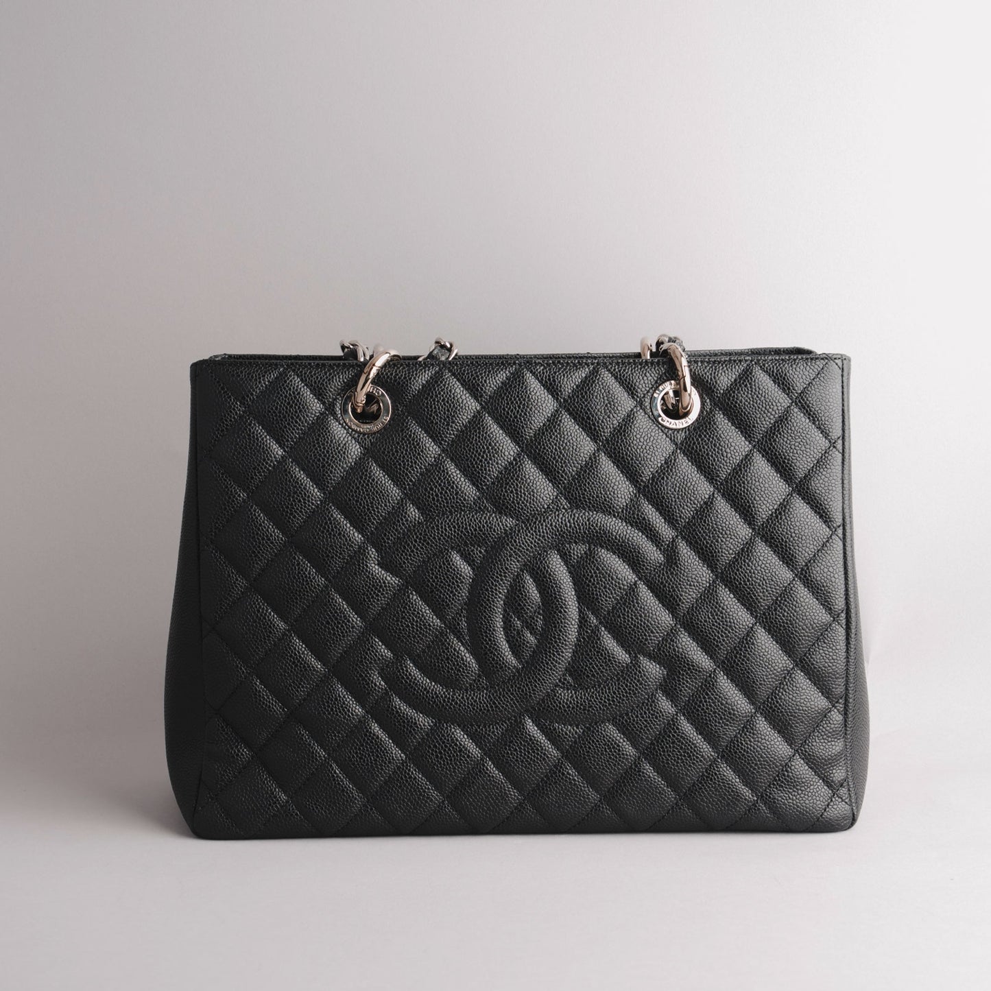 CHANEL — Cabas en cuir grainé noir