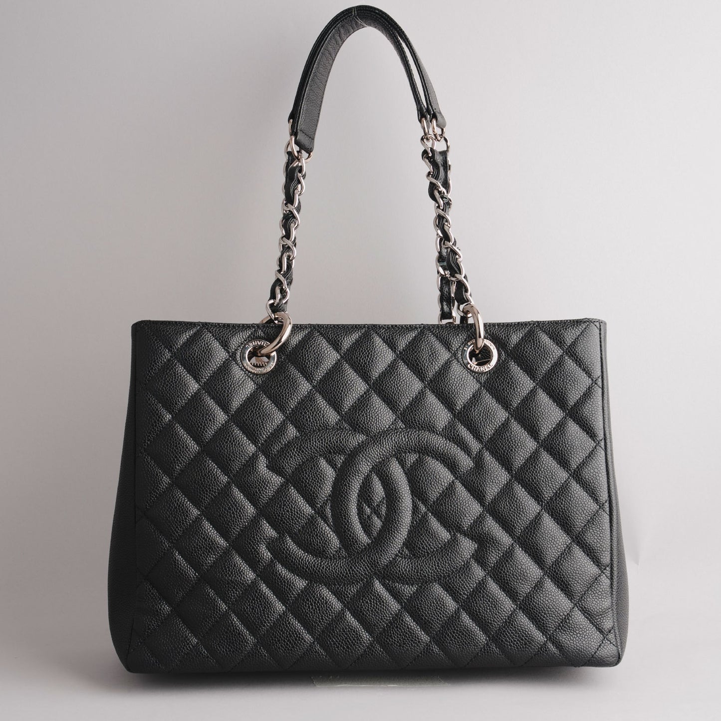 CHANEL — Cabas en cuir grainé noir